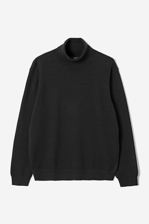 남성 베이직 터틀넥 니트(HBALK91)는 가을과 겨울, 쌀쌀한 계절에 포근함과 스타일을 동시에 선사하는 남성용 니트입니다. 부드러운 니트 소재로 제작되어 뛰어난 착용감을 자랑하며, 베이직한 디자인과 블랙 컬러는 어떤 스타일에도 쉽게 매치할 수 있습니다. 쌀쌀한 날씨에 출근룩이나 데이트룩에 세련된 클래식, 미니멀, 캐주얼 스타일을 더해보세요. 레귤러 기장의 베이직핏으로 제작되었으며, 긴 소매와 터틀넥 디자인이 보온성을 높여줍니다.
