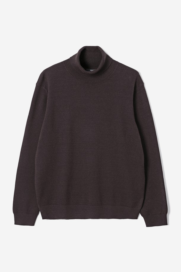 남성 베이직 터틀넥 니트(HBALK91)는 가을, 겨울 시즌에 어울리는 남성용 니트 스웨터입니다. 부드러운 울 소재로 제작되어 뛰어난 착용감을 선사하며, 레귤러핏과 긴 소매 기장으로 편안한 활동성을 보장합니다. 베이직한 디자인에 브라운 컬러와 무지 패턴이 더해져 다양한 스타일의 연출이 가능하며, 출근룩이나 데이트룩과 같은 TPO에 폭넓게 활용할 수 있습니다. 클래식, 미니멀, 캐주얼 등 어떤 스타일에도 잘 어울리는 활용도 높은 아이템입니다. 두꺼운 두께감의 터틀넥 디자인으로 따뜻함과 스타일을 동시에 잡을 수 있습니다.
