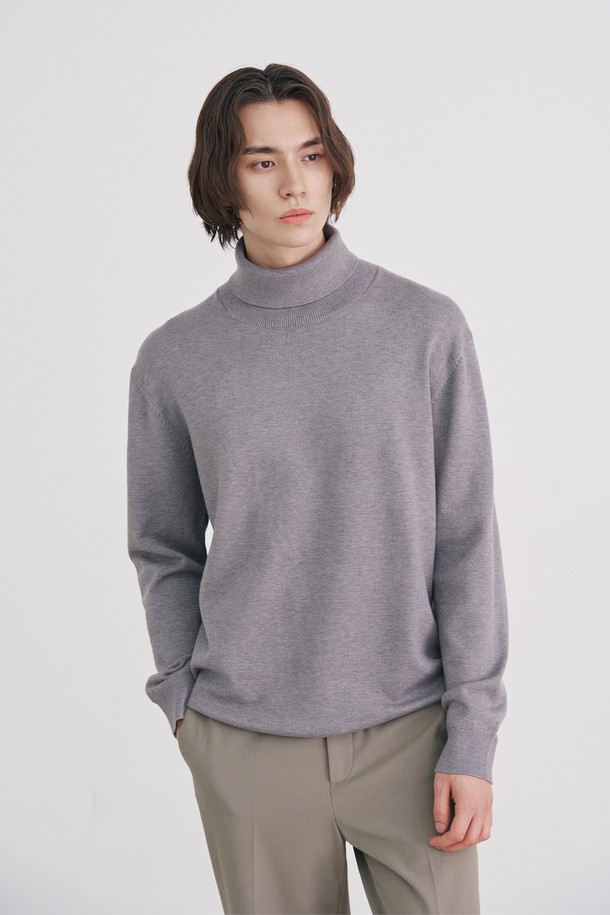 남성 베이직 터틀넥 니트(HBALK91)는 가을, 겨울 시즌에 어울리는 남성용 니트 스웨터입니다. 울 소재로 제작되어 부드러운 촉감을 선사하며, 레귤러핏과 긴 소매 기장으로 편안한 착용감을 제공합니다. 베이직하고 미니멀한 스타일의 디자인으로, 출근룩 및 비즈니스 캐주얼에 활용하기 좋습니다. 그레이 컬러의 무지 패턴에 두꺼운 두께감과 터틀넥 디자인으로 클래식하고 세련된 분위기를 연출합니다.
