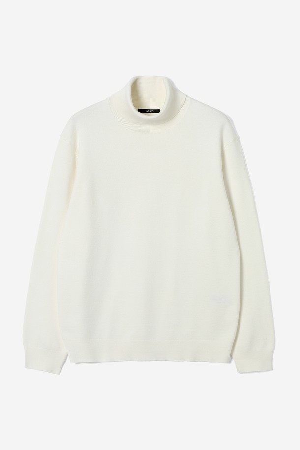 남성 베이직 터틀넥 니트(HBALK91)는 가을, 겨울 시즌에 어울리는 남성용 니트입니다. 베이직한 디자인과 미니멀한 스타일로, 출근룩과 데이트룩 등 다양한 TPO에 활용하기 좋습니다. 부드러운 촉감의 니트 소재로 제작되었으며, 두꺼운 두께감으로 따뜻하게 착용할 수 있습니다. 화이트와 아이보리 두 가지 색상으로 제공되며, 긴소매와 베이직핏, 터틀넥 디자인이 특징입니다. 무지 패턴으로 어떤 스타일에도 쉽게 매치할 수 있는 기본 아이템입니다.
