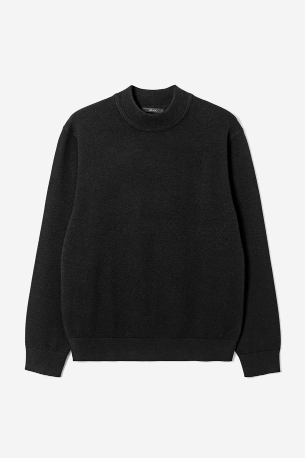 세련된 남성 스타일을 완성할 모크넥 스웨터(HBALK90)입니다. 부드러운 니트 소재로 제작되어 뛰어난 착용감을 선사하며, 가을과 겨울철 따뜻하게 몸을 감싸줍니다. 미니멀하고 베이직한 디자인으로 다양한 룩에 매치하기 용이하며, 레귤러핏과 긴소매, 무지 패턴이 세련된 분위기를 더합니다. 두꺼운 두께감과 모크넥 디자인은 보온성을 높여주어 쌀쌀한 날씨에도 든든하게 착용할 수 있습니다. 일상 속에서 편안하면서도 스타일리시하게 연출해보세요.
