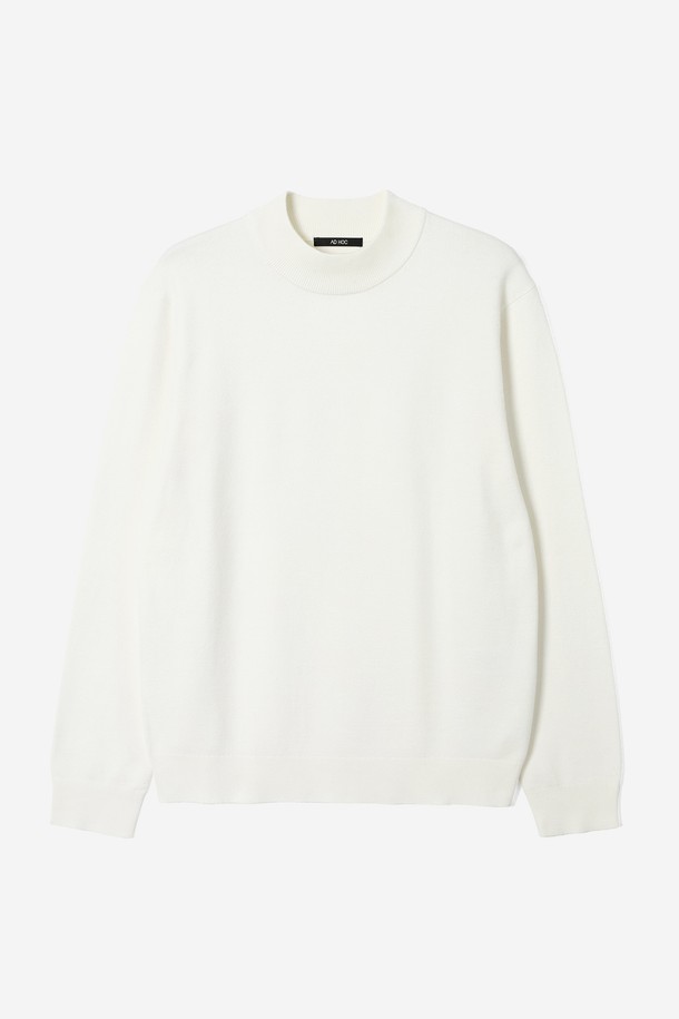 남성 모크넥 스웨터(HBALK90)는 가을과 겨울에 따뜻하게 착용할 수 있는 두꺼운 니트 소재의 긴소매 스웨터입니다. 부드러운 촉감의 레귤러핏으로 제작되었으며, 미니멀하고 베이직한 스타일을 연출합니다. 깔끔한 무지 디자인과 모크넥 라인이 특징이며, 출근룩이나 비즈니스 캐주얼에 활용하기 좋습니다. 다양한 스타일을 소화할 수 있는 활용도 높은 아이템으로, 미니멀, 클래식, 캐주얼 룩을 즐겨 입는 남성분들께 추천합니다. 화이트 컬러로 어떤 하의에도 매치하기 용이합니다.
