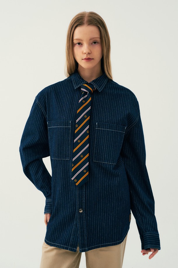 남녀공용 프레피 베이직 데님 셔츠[B-INDIGO](UB9LS20_06)는 봄/가을 시즌에 적합한 레귤러 핏 데님 셔츠입니다. 인디고 컬러의 데님 소재에 워싱 디테일이 더해져 빈티지한 멋을 살렸으며, 뻣뻣한 촉감과 두꺼운 두께감으로 튼튼한 내구성을 자랑합니다. 차이나 칼라와 긴소매 디자인으로 클래식, 프레피, 미니멀 스타일을 연출하기 좋습니다. 베이직한 디자인에 스트라이프 패턴이 포인트로 더해져 캐주얼하면서도 세련된 느낌을 줍니다. 일상복으로 편안하게 착용할 수 있는 남녀공용 데님 셔츠입니다.
