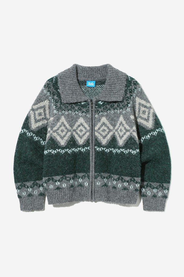 여성 노르딕 패턴 칼라넥 집업 카디건[GREEN](UBAGD50_66)은 울 소재로 제작되어 부드러운 촉감을 선사하는 두꺼운 두께의 긴소매 카디건입니다. 그린 컬러에 노르딕 패턴이 더해져 캐주얼하면서도 클래식한 분위기를 연출합니다. 칼라넥 디자인과 집업 여밈 방식으로 편안하게 착용할 수 있으며, 일상에서 따뜻하게 입기 좋습니다. 레귤러핏으로 제작되어 다양한 스타일과 매치하기 용이합니다. 가을, 겨울 시즌에 어울리는 필수 아이템입니다.
