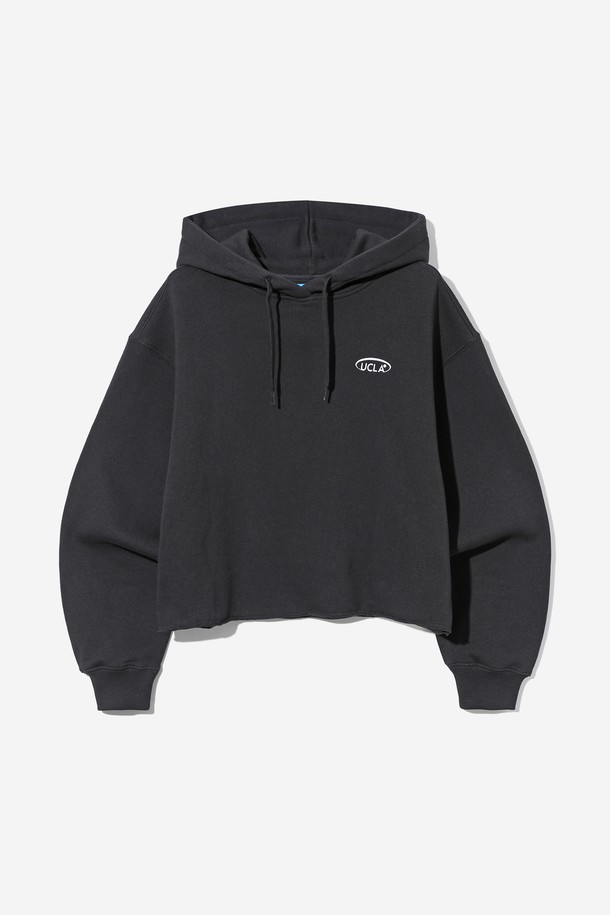 [UCLA] 여성 스트릿 써클로고 오버 크롭 후디는 부드러운 면 소재로 제작되어 편안한 착용감을 선사합니다. 가을과 겨울에 어울리는 두꺼운 두께감으로 따뜻하게 입을 수 있으며, 오버핏과 크롭 기장으로 트렌디한 스트릿 스타일을 연출합니다. 가슴 부분에는 UCLA 써클 로고가 디자인되어 포인트를 더했습니다. 긴 소매와 후드 디자인으로 캐주얼한 일상룩에 활용하기 좋습니다. 블랙 컬러로 어떤 하의와도 쉽게 매치하여 스타일리시한 코디를 완성할 수 있습니다.
