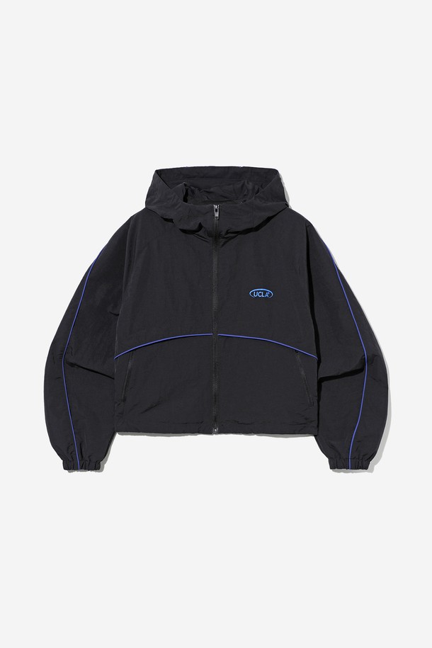 여성 스포티브 배색 파이핑 바람막이 [블랙](UB9UJ50_39)는 스포츠 활동은 물론 일상에서도 활용하기 좋은 여성 바람막이입니다. 가볍고 부드러운 나일론 소재를 사용하여 봄, 가을 간절기에 적합하며, 활동성을 높이는 레귤러핏과 크롭 기장으로 디자인되었습니다. 블랙 색상에 파이핑 디테일이 스포티한 무드를 더하며, 집업 스타일과 후드 기능으로 실용성을 높였습니다. 러닝, 피트니스, 산책 등 다양한 TPO에 캐주얼하면서도 미니멀한 스타일을 연출할 수 있습니다. 경량 방풍 기능으로 쾌적한 착용감을 선사합니다.
