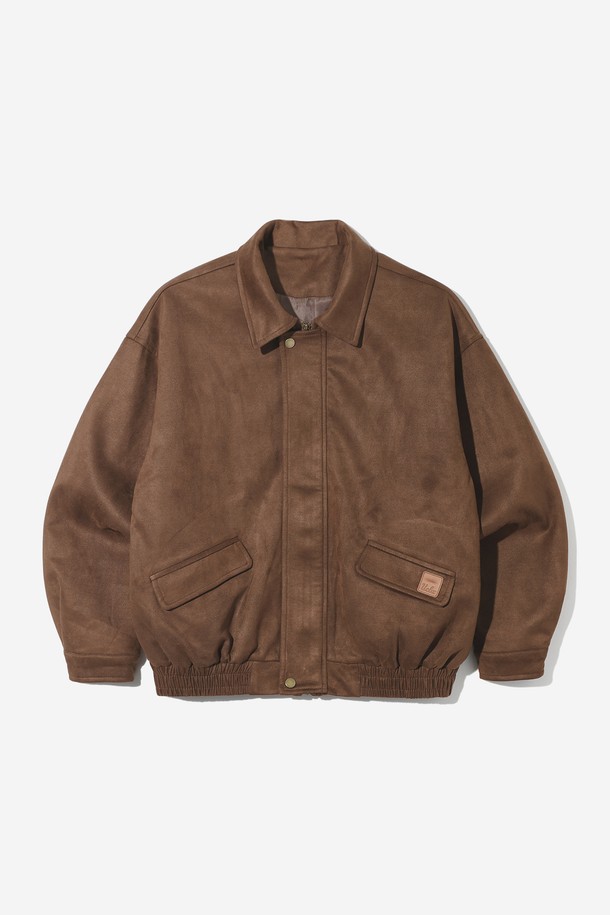 부드러운 스웨이드 소재로 제작된 여성 블루종 점퍼입니다. 브라운 컬러의 무지 디자인으로 캐주얼, 클래식, 미니멀 스타일을 연출하기 좋습니다. 두꺼운 두께감으로 가을, 겨울 시즌에 따뜻하게 착용할 수 있으며, 긴 소매와 레귤러핏으로 편안한 착용감을 선사합니다. 집업 스타일의 여밈 방식과 포켓 디테일이 실용성을 더한 데일리 아우터입니다.
