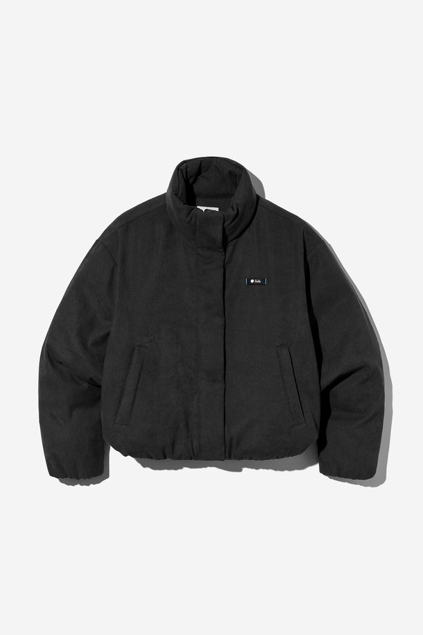 여성 데일리 속사시 숏 패딩 재킷[BLACK](UBAUJ50_39)은 겨울철 추위를 막아줄 루즈핏 숏 패딩입니다. 부드러운 촉감의 나일론 소재로 제작되었으며, 캐주얼하고 베이직한 스타일을 연출합니다. 하이넥 디자인과 지퍼 여밈 방식으로 편안하게 착용할 수 있으며, 블랙 컬러의 무지 디자인으로 어떤 옷에도 쉽게 매치할 수 있습니다. 넉넉한 핏과 두꺼운 두께감으로 따뜻함을 제공하며, 숏패딩 특유의 경쾌한 느낌을 더합니다. 일상복으로 활용하기 좋은 실용적인 아이템입니다.
