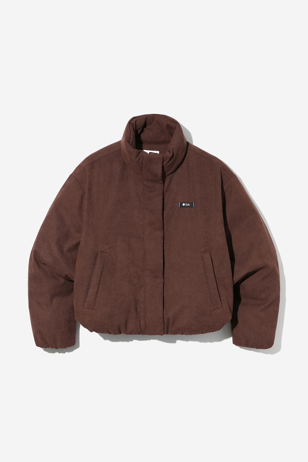 여성 데일리 속사시 숏 패딩 재킷[BROWN](UBAUJ50_55)은 추운 겨울, 포근하고 스타일리시하게 연출하기 좋은 아우터입니다. 부드러운 촉감의 폴리에스테르 소재로 제작되어 편안한 착용감을 선사하며, 넉넉한 루즈핏과 숏 기장으로 활동성을 높였습니다. 브라운 컬러의 무지 디자인은 어떤 스타일에도 쉽게 매치할 수 있는 베이직한 매력을 더합니다. 퍼프 소매와 스탠드 칼라 디테일이 돋보이며, 집업 방식으로 간편하게 여밀 수 있습니다. 집콕룩, 산책룩 등 데일리룩에 활용하기 좋은 캐주얼, 미니멀, 클래식 스타일의 숏패딩입니다.
