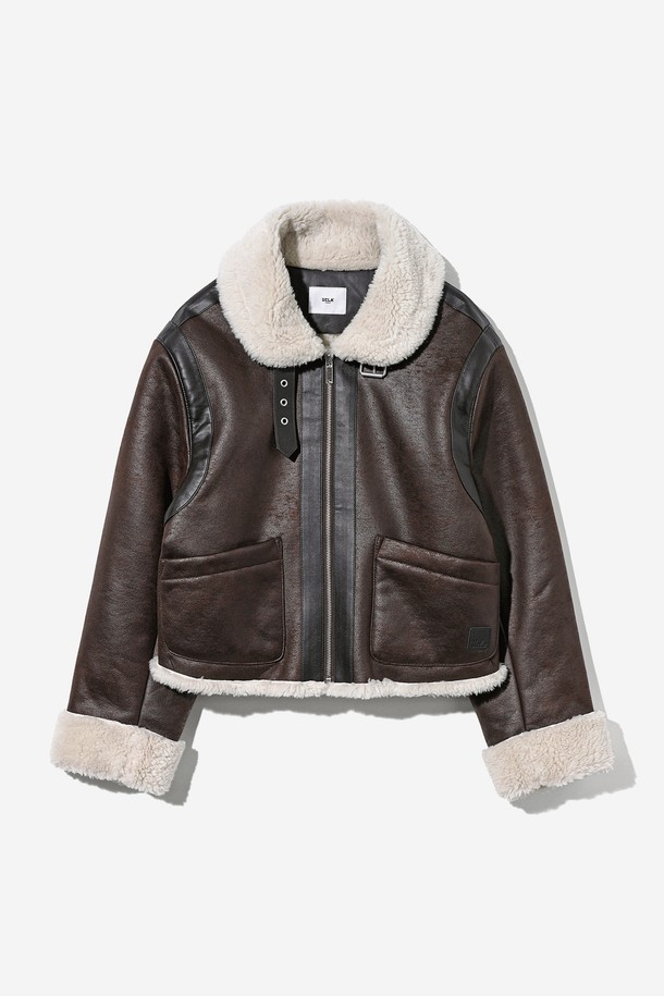 세련된 여성스러움을 강조하는 여성 프레피 씰로고 무스탕[브라운] (UBAMU50_55)입니다. 부드러운 촉감의 인조 가죽과 퍼 소재로 제작되어 따뜻하고 포근한 착용감을 선사합니다. 프레피 및 클래식 스타일을 기반으로, 씰 로고 패턴이 은은하게 포인트가 되어 고급스러운 분위기를 연출합니다. 크롭 기장과 레귤러 핏으로 다리가 길어 보이는 효과를 주며, 집업 여밈 방식과 퍼 카라, 퍼 안감 디테일이 특징입니다. 데이트룩, 모임룩 등 다양한 TPO에 활용 가능하며, 미니멀하면서도 세련된 스타일을 완성해 줍니다.
