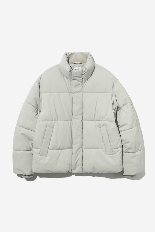 남녀공용 베이직 데일리 숏푸퍼[LT-BEIGE](UBAUJ88_23)는 겨울철 일상과 여행룩에 적합한 아우터입니다. 라이트 베이지 컬러의 무지 디자인으로, 캐주얼하고 미니멀한 스타일을 연출합니다. 숏 기장의 오버핏 패딩으로, 두꺼운 두께감과 부드러운 촉감, 퀼팅 디테일이 특징입니다. 집업 방식으로 간편하게 착용 가능하며, 긴 소매 디자인으로 보온성을 높였습니다. 폴리에스터 소재로 제작되어 편안하게 착용할 수 있습니다.
