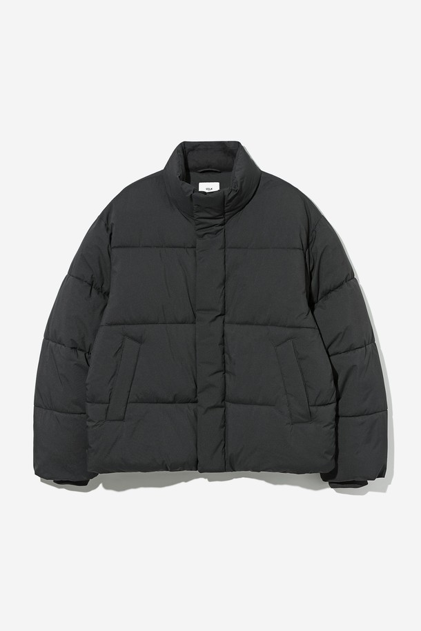 남녀공용 베이직 데일리 숏푸퍼[BLACK](UBAUJ88_39)는 겨울철 데일리룩에 활용하기 좋은 아우터입니다. 블랙 컬러의 무지 디자인으로 미니멀, 클래식, 캐주얼 스타일을 연출하기 용이합니다. 나일론과 폴리에스테르 혼방 소재로 제작되어 부드러운 촉감과 두꺼운 두께감으로 따뜻함을 제공합니다. 숏 기장의 레귤러핏 푸퍼 스타일로, 지퍼 여밈 방식과 긴 소매 기장이 특징입니다. 안감과 패딩 충전재로 보온성을 높여 겨울철 추위에도 끄떡없는 아이템입니다.
