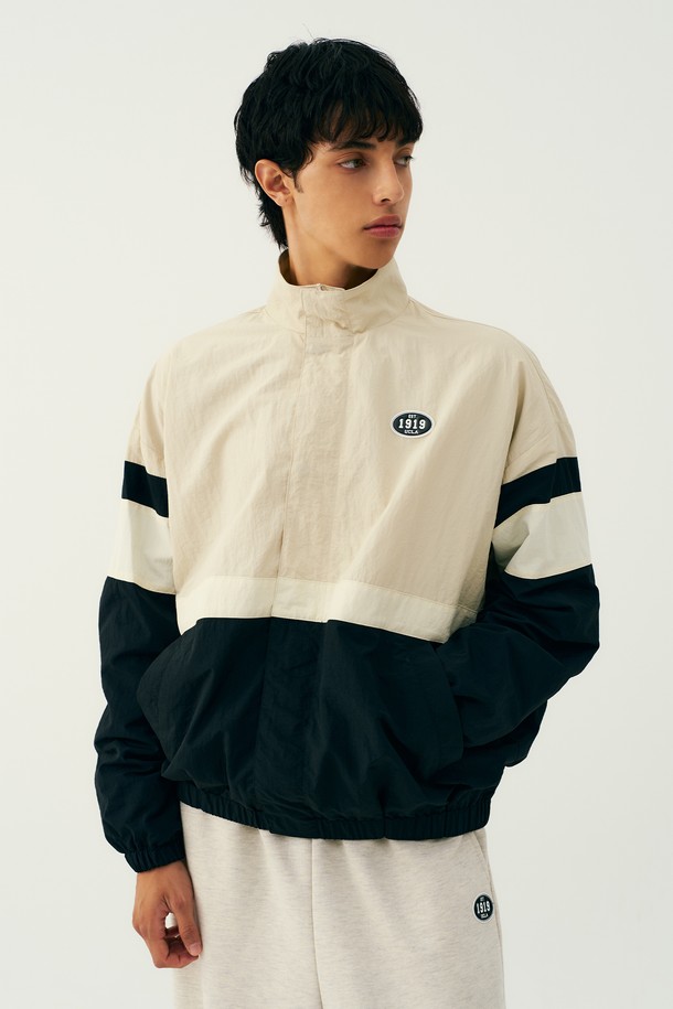 남녀공용 스포티브 배색 바람막이[BEIGE](UB9UJ20_25)는 일상 및 스포츠 활동에 적합한 아우터입니다. 베이지 및 블랙 컬러 배색으로 스포티한 무드를 연출하며, 봄, 가을 간절기에 활용하기 좋습니다. 얇은 두께의 나일론 소재로 제작되어 가볍고 편안하며, 방풍 기능을 갖춰 활동성을 높였습니다. 레귤러핏과 집업 스타일로 편안한 착용감을 선사하며, 배색 디자인이 돋보이는 긴 소매 바람막이입니다.
