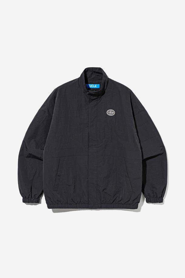 남녀공용 스포티브 배색 바람막이[BLACK](UB9UJ20_39)는 가볍고 활동적인 착용감을 제공하는 블랙 컬러의 바람막이입니다. 나일론 소재로 제작되어 얇고 부드러운 촉감이 특징이며, 방풍 기능을 갖춰 봄, 가을 간절기에 유용하게 활용할 수 있습니다. 스포티한 무드의 디자인으로, 러닝룩, 등산룩, 피트니스룩 등 다양한 스포츠 활동은 물론 캐주얼, 고프코어 스타일에도 잘 어울립니다. 오버핏으로 편안하게 착용 가능하며, 배색 디테일이 포인트로 들어가 디자인의 완성도를 높였습니다. 집업 스타일과 긴 소매 기장으로 활동성을 더했습니다.
