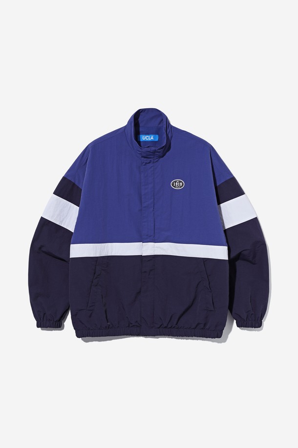 남녀공용 스포티브 배색 바람막이[블루]는 봄, 여름 시즌에 적합한 오버핏 바람막이입니다. 나일론 소재로 제작되어 가볍고 시원한 착용감을 제공하며, 일상 및 스포츠 활동 모두에 활용 가능합니다. 블루, 네이비, 화이트 컬러 배색과 크롭 기장, 긴소매 디자인으로 스포티한 스타일을 연출합니다. 스냅 여밈 방식과 얇은 두께, 컬러블록 디자인으로 포인트를 더했습니다. 활동적인 당신에게 스타일과 실용성을 동시에 선사하는 아이템입니다.
