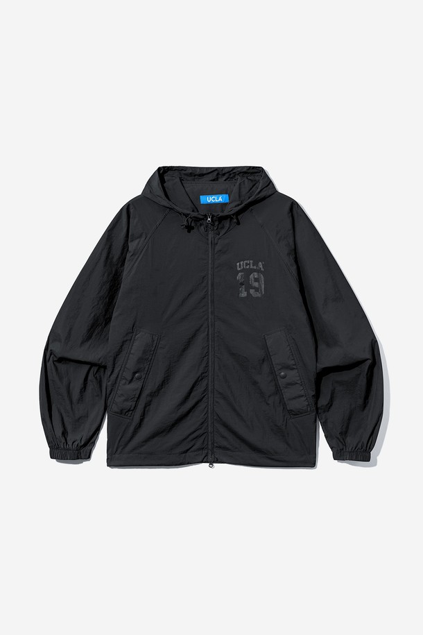 남녀공용 베이직 나일론 바람막이[BLACK](UB9UJ90_39)는 일상과 산책룩에 적합한 레귤러 핏 바람막이입니다. 무지 디자인의 블랙 컬러로, 캐주얼 및 미니멀 스타일을 연출하기 좋습니다. 부드러운 촉감의 얇은 두께감과 긴 소매 기장으로 간절기에 활용하기 좋으며, 집업 방식으로 편안하게 착용할 수 있습니다. 방풍 기능이 있어 쌀쌀한 날씨에도 쾌적하게 활동할 수 있습니다. 베이직한 디자인으로 다양한 스타일에 매치하기 용이합니다.
