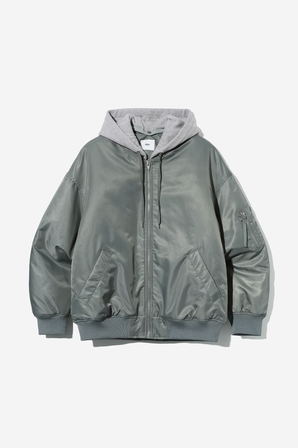 남녀공용 데일리 스몰로고 MA1 점퍼[GREY](UBAUJ22_35)는 캐주얼, 스포티 무드를 연출하는 남녀공용 점퍼입니다. 봄, 가을 시즌에 적합하며, 부드러운 촉감의 나일론 소재로 제작되었습니다. 레귤러핏으로 편안하게 착용 가능하며, 집업 스타일로 간편하게 여밀 수 있습니다. 크롭 기장에 스몰 로고 디테일이 돋보이는 MA1 스타일의 점퍼로, 데일리 및 일상복으로 활용하기 좋습니다. 그레이 컬러로 다양한 스타일과 쉽게 매치할 수 있습니다.
