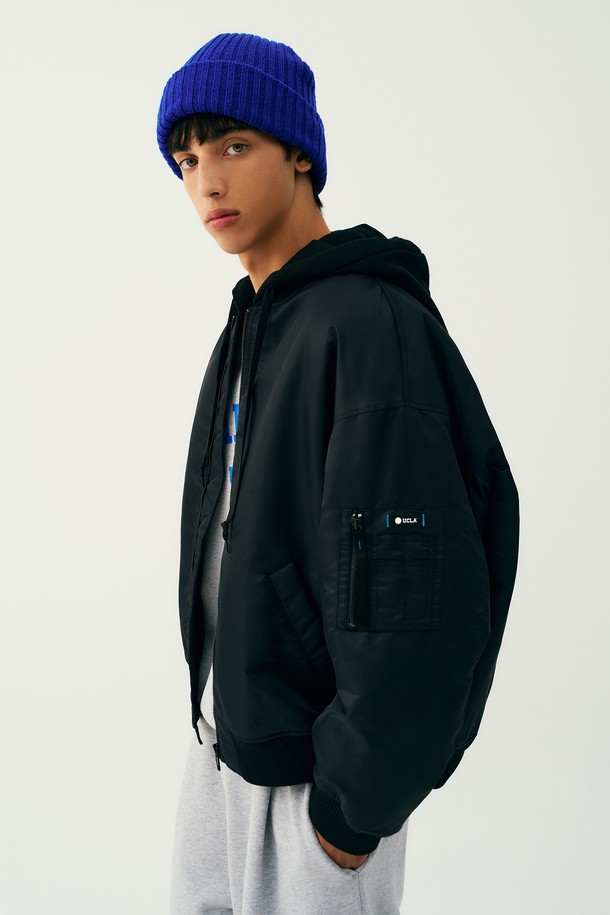 남녀공용 데일리 스몰로고 MA1 점퍼[BLACK](UBAUJ22_39)는 캐주얼, 스트릿, 미니멀 스타일을 즐겨 입는 분들을 위한 아이템입니다. 봄, 가을 시즌에 적합하며, 나일론 소재로 제작되어 부드러운 촉감을 선사합니다. 레귤러핏으로 편안하게 착용 가능하며, 집업 스타일로 간편하게 여밀 수 있습니다. MA1 점퍼 디자인에 스몰 로고 디테일이 더해져, 데일리룩에 포인트를 더해줍니다.