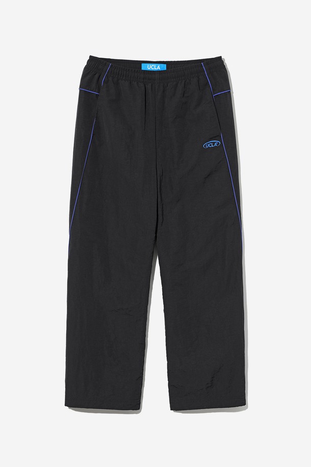 남녀공용 스포티브 배색 파이프 벌룬 와이드 팬츠[BLACK](UB9LP44_39)는 스포티한 무드의 블랙 컬러 와이드 벌룬 핏 팬츠입니다. 봄, 여름, 가을 시즌에 활용하기 좋으며, 일상복뿐만 아니라 피트니스룩, 캠핑룩 등 다양한 TPO에 매치할 수 있습니다. 밴딩 처리되어 편안한 착용감을 제공하며, 파이프 라인 디테일로 포인트를 더했습니다. 루즈핏으로 제작되어 활동성을 높였으며, 스포티, 캐주얼, 미니멀 스타일을 모두 소화할 수 있습니다.
