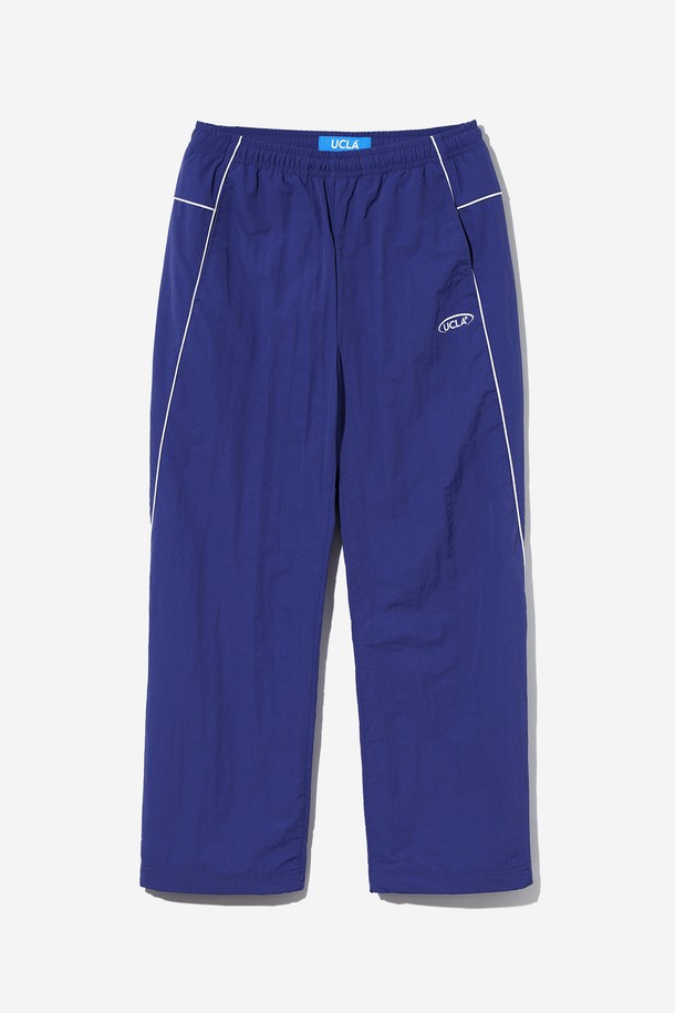 남녀공용 스포티브 배색 파이프 벌룬 와이드 팬츠[BLUE]는 봄, 여름 시즌에 활용하기 좋은 와이드 핏의 긴바지입니다. 스포티한 무드를 연출하며, 일상복으로 편안하게 착용할 수 있습니다. 허리 밴딩 처리로 활동성을 높였으며, 파이프 라인 배색 디테일이 돋보입니다. 루즈핏으로 제작되어 편안한 착용감을 선사하며, 미니멀하고 캐주얼한 스타일을 완성합니다. 블루 컬러로 시원하고 산뜻한 느낌을 줍니다.
