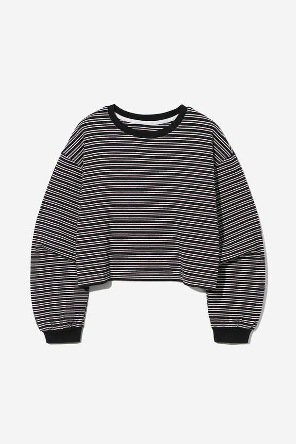 UCLA 여성 라운드 스트라이프 스웻 셔츠[BLACK]는 캐주얼하고 미니멀한 스타일을 추구하는 여성들을 위한 제품입니다. 부드러운 면 소재로 제작되어 편안한 착용감을 선사하며, 두꺼운 두께감으로 따뜻하게 입을 수 있습니다. 라운드넥과 긴 소매, 루즈핏 디자인이 특징이며, 크롭 기장으로 트렌디함을 더했습니다. 블랙 컬러 바탕에 스트라이프 패턴이 더해져 베이직하면서도 세련된 느낌을 줍니다. 봄, 가을, 겨울 모두 활용 가능한 활용도 높은 아이템입니다.
