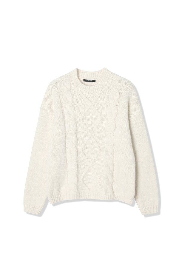 여성 다이아몬드 케이블 니트 풀오버(HBALKA1)는 부드러운 울 소재로 제작되어 포근한 착용감을 선사합니다. 아이보리, 화이트 두 가지 색상으로 출시되어 베이직하면서도 다양한 스타일 연출이 가능합니다. 가을, 겨울 시즌에 어울리는 두꺼운 두께감과 긴 소매 기장으로 따뜻함을 더하며, 라운드넥 디자인으로 편안하게 착용할 수 있습니다. 특히, 다이아몬드 패턴의 케이블 니트 짜임이 특징으로, 클래식, 미니멀, 캐주얼 등 폭넓은 무드를 소화합니다. 레귤러 핏으로 제작되어 편안하면서도 세련된 실루엣을 연출합니다.
