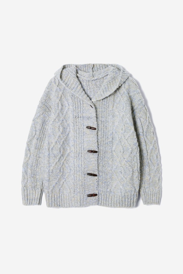 따뜻하고 포근한 여성 케이블 후드 니트 카디건(HBAGD51)입니다. 부드러운 울 소재로 제작되어 가을과 겨울에 훌륭한 보온성을 제공하며, 베이직하고 캐주얼한 스타일을 연출합니다. 레귤러 핏에 긴 소매 기장으로 편안한 착용감을 선사하며, 후드 디자인과 싱글 버튼, 토글 버튼 디테일로 포인트를 더했습니다. 출근룩과 모임룩, 캐주얼, 클래식, 미니멀 스타일 모두 소화 가능한 활용도 높은 아이템입니다. 그레이 컬러의 케이블 패턴이 은은한 멋을 더합니다.
