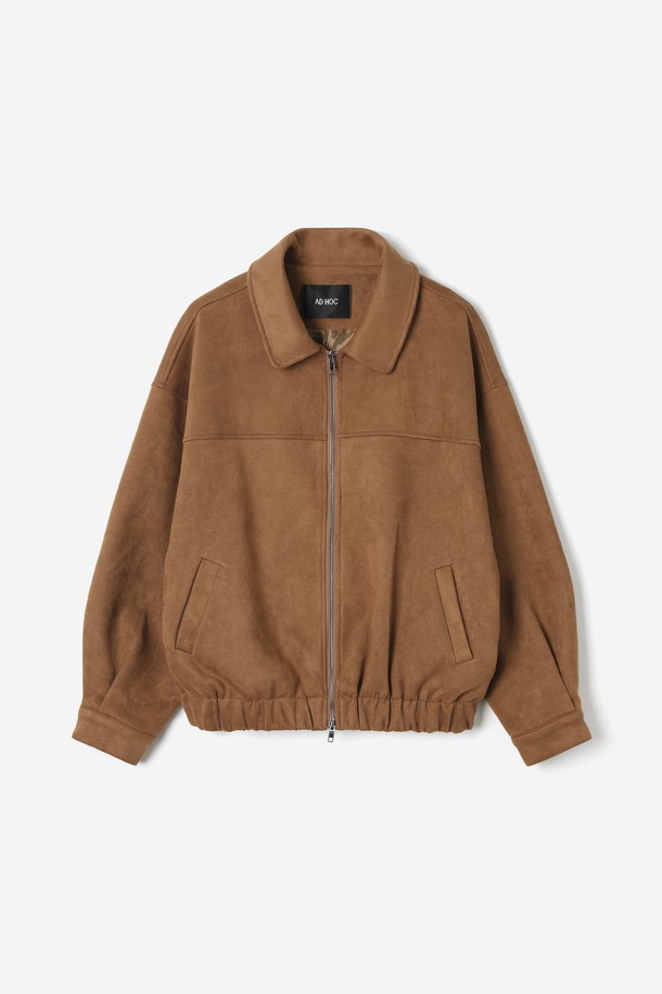 부드러운 촉감의 페이크 스웨이드 소재로 제작된 여성 점퍼입니다. 톤 다운된 브라운 컬러의 무지 디자인으로, 가을과 겨울에 따뜻하고 포근하게 착용할 수 있습니다. 크롭 기장에 루즈핏으로, 캐주얼하고 베이직한 스타일을 연출하며, 칼라와 포켓 디테일이 돋보입니다. 집업 방식으로 간편하게 착용 가능하며, 출근룩, 미니멀, 클래식 스타일에도 잘 어울립니다. 긴 소매 기장과 두꺼운 두께감으로 보온성을 높였습니다.
