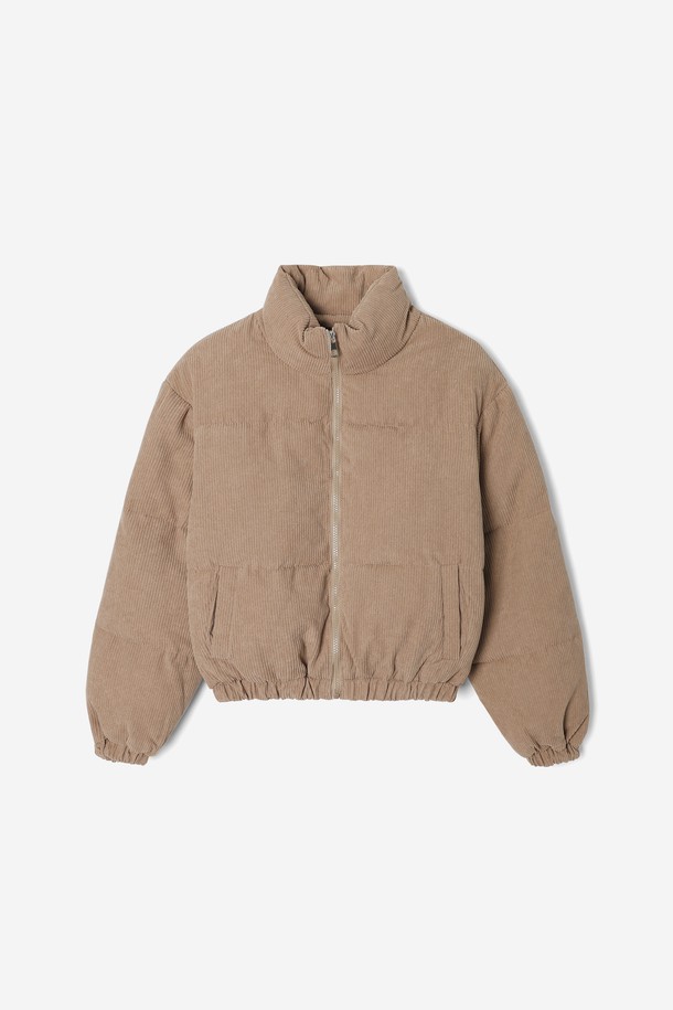 캐주얼한 스타일의 여성용 코듀로이 하이넥 웰론 패딩(HBAPA50)입니다. 부드러운 촉감의 코듀로이 소재와 웰론 충전재로 따뜻함을 선사하며, 겨울철 일상복으로 활용하기 좋습니다. 크롭 기장감과 루즈핏으로 트렌디한 스타일을 연출하며, 하이넥 디자인이 보온성을 높여줍니다. 베이지 컬러의 무지 디자인으로 다양한 룩에 매치하기 용이하며, 집업 여밈 방식과 긴 소매 기장으로 편안함을 더했습니다.
