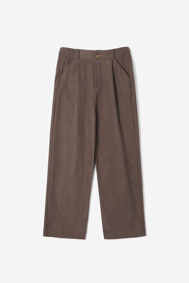 **여성 골지 밴딩 팬츠(HBALP51)**는 가을, 겨울에 착용하기 좋은 여성용 긴바지입니다. 베이직하고 캐주얼한 스타일의 브라운 컬러 골지 와이드 핏 팬츠로, 루즈핏으로 편안하게 착용 가능합니다. 허리 밴딩 디테일과 하이웨스트 디자인으로 편안함과 스타일리시함을 동시에 잡았습니다. 일상생활에서 편안하게 활용하기 좋은 아이템입니다.
