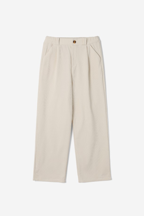 여성 골지 밴딩 팬츠(HBALP51)는 여름철 시원하게 즐길 수 있는 반바지입니다. 베이직하고 캐주얼한 스타일로, 휴가룩 또는 여름 바캉스룩에 적합하며 미니멀, 리조트 스타일을 연출하기 좋습니다. 얇은 두께감의 무지 디자인에 레귤러핏으로 편안하게 착용 가능하며, 허리 밴딩 디테일과 골지 소재로 활동성을 더했습니다. 데일리룩으로 활용하기 좋은 아이템입니다.
