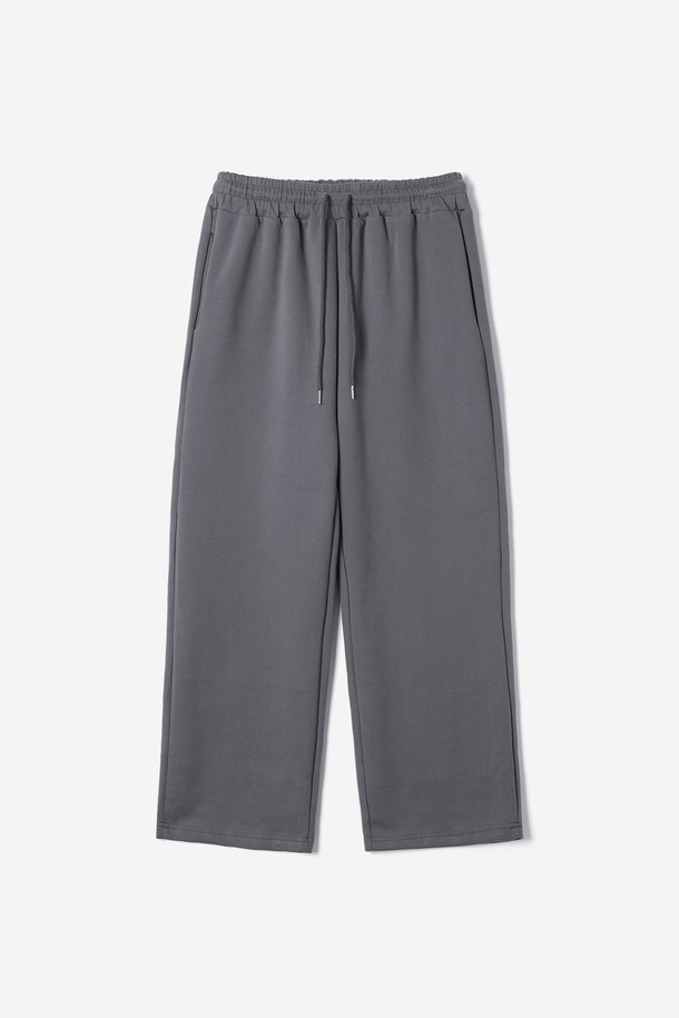 HBALP52 여성 풀밴딩 트레이닝 팬츠는 활동적인 여성들을 위한 편안하고 스타일리시한 바지입니다. 가볍고 부드러운 면 소재로 제작되어 얇고 시원하며, 봄, 여름, 가을 세 계절 모두 활용 가능합니다. 허리 전체가 밴딩 처리되어 편안한 착용감을 제공하며, 스트링으로 허리 사이즈를 조절할 수 있습니다. 루즈핏 디자인과 무지 패턴, 그레이 컬러로 스포티하면서도 캐주얼한 느낌을 연출하며, 피트니스룩 또는 러닝룩으로 활용하기 좋습니다. 일상복으로도 활용하기 좋은 미니멀한 스타일의 트레이닝 팬츠입니다.
