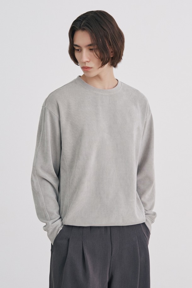 부드러운 기모 소재로 제작되어 포근한 착용감을 선사하는 남성 기모 베이직 티셔츠입니다. 차분하고 세련된 그레이 컬러와 무지 디자인으로, 캐주얼, 미니멀, 클래식 등 어떤 스타일에도 자연스럽게 매치됩니다. 레귤러핏과 라운드넥 디자인으로 편안한 착용감을 제공하며, 긴 소매 기장과 두꺼운 두께감으로 가을, 겨울철 보온성을 높였습니다. 출근룩은 물론 일상생활에서도 활용하기 좋은 베이직 아이템입니다.
