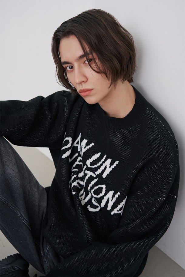 **남성 자카드 레터링 오버핏 니트(HBALK10)**는 가을, 겨울 시즌에 어울리는 남성용 니트 스웨터입니다. 블랙 컬러에 캐주얼, 스트리트 스타일을 더했으며, 부드러운 울과 아크릴 혼방 소재로 제작되어 편안한 착용감을 선사합니다. 라운드넥 디자인에 긴소매, 두꺼운 두께감으로 따뜻함을 유지하며, 오버핏으로 트렌디한 스타일을 연출합니다. 특히, 자카드 레터링 패턴이 돋보이는 디자인으로 포인트를 더했습니다.
