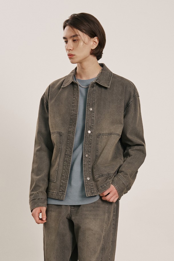 남성 더블 포켓 데님 셔켓(HB9DJ06)은 캐주얼, 미니멀, 클래식 스타일을 아우르는 데님 셔켓입니다. 봄, 가을 시즌에 적합하며, 일상 및 출근룩, 데이트룩에 활용하기 좋습니다. 레귤러핏으로 편안하게 착용 가능하며, 무지 디자인에 버튼 여밈과 더블 포켓 디테일이 특징입니다. 셔켓 특유의 세련된 디자인으로 다양한 스타일 연출이 가능합니다. 데님 소재로 제작되어 튼튼하며, 레귤러 기장과 긴 소매로 안정적인 핏을 선사합니다.
