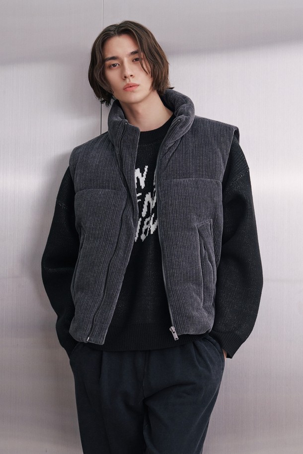 남성 코듀로이 패딩 베스트(HBAVE20)는 가을, 겨울철 일상과 출근룩에 모두 활용하기 좋은 캐주얼, 미니멀 스타일의 아이템입니다. 부드러운 촉감의 코듀로이 소재에 두꺼운 두께감과 패딩 안감으로 보온성을 높였습니다. 오버핏 디자인과 크롭 기장, 집업 여밈 방식, 민소매 형태로 트렌디한 감각을 더했습니다. 무지(無地) 디자인에 그레이 컬러로 어떤 스타일에도 쉽게 매치할 수 있으며, 편안하고 세련된 겨울 스타일링을 완성합니다.