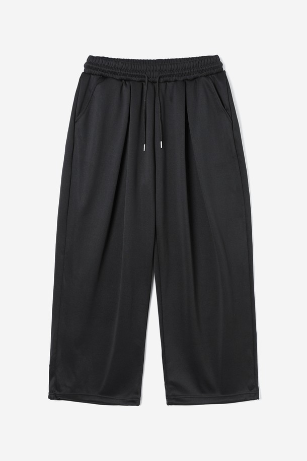 **남성 투턱 와이드 스트링 밴딩 팬츠(HB8LPA2)**

이 남성용 반바지는 여름철 캐주얼 스타일을 위한 완벽한 선택입니다. 블랙 컬러의 무지 디자인으로 어떤 상의와도 쉽게 매치할 수 있으며, 루즈핏 와이드 실루엣으로 편안한 착용감을 제공합니다. 투턱 디테일과 스트링 밴딩 처리로 활동성을 높였으며, 밴딩 허리 덕분에 편안하게 착용할 수 있습니다. 일상생활에서 편안함과 스타일을 동시에 잡을 수 있는 베이직한 아이템입니다.
