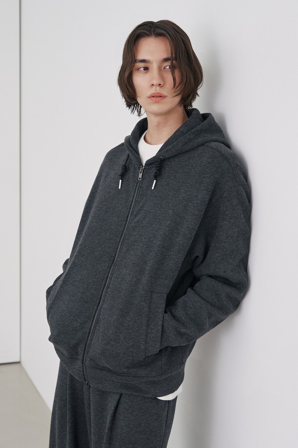 부드러운 기모 안감으로 포근함을 더한 남성용 후드 집업입니다. 넉넉한 오버핏으로 편안한 착용감을 선사하며, 캐주얼하고 베이직한 스타일을 연출합니다. 쌀쌀한 가을, 겨울철은 물론 집콕룩으로도 활용하기 좋은 아이템입니다. 차콜 그레이 컬러의 무지 디자인으로 어떤 옷에도 쉽게 매치할 수 있으며, 두꺼운 두께감으로 따뜻하게 몸을 감싸줍니다. 긴 소매와 후드, 집업 스타일로 실용성을 높였습니다.
