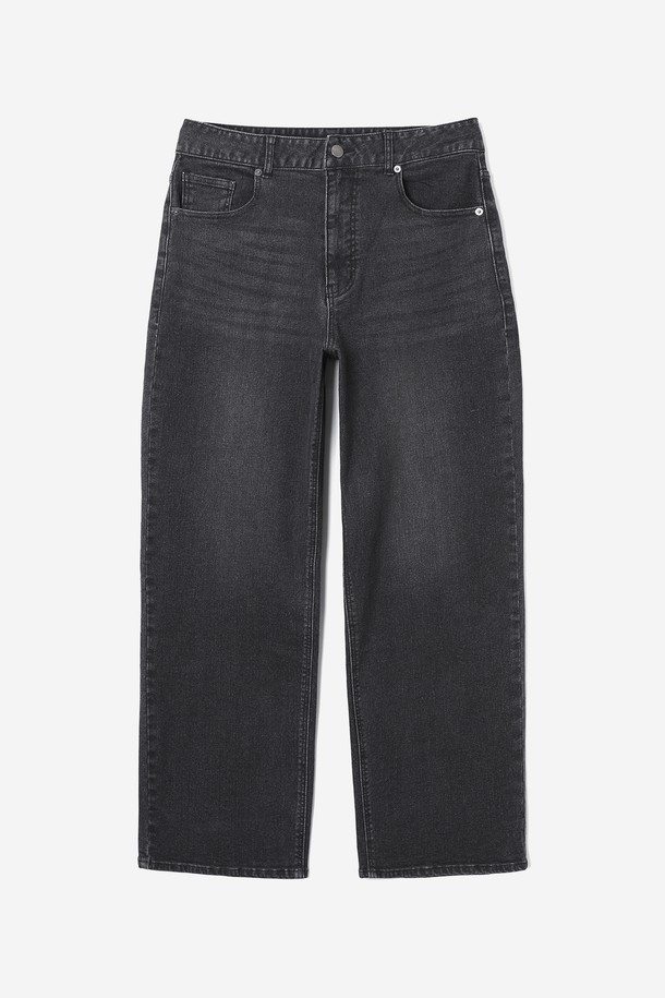 남성 세미 와이드핏 데님 팬츠(HB9DP07)는 캐주얼, 미니멀, 클래식 스타일을 아우르는 블랙 컬러의 데님 팬츠입니다. 봄, 가을에 적합하며, 일상복으로 활용하기 좋습니다. 세미 와이드핏으로 편안하면서도 트렌디한 핏을 연출합니다. 무지 디자인에 데님 소재로 제작되어 다양한 상의와 손쉽게 매치할 수 있습니다. 밴딩이 없는 긴 기장의 바지로, 스타일리시한 룩을 완성해보세요.
