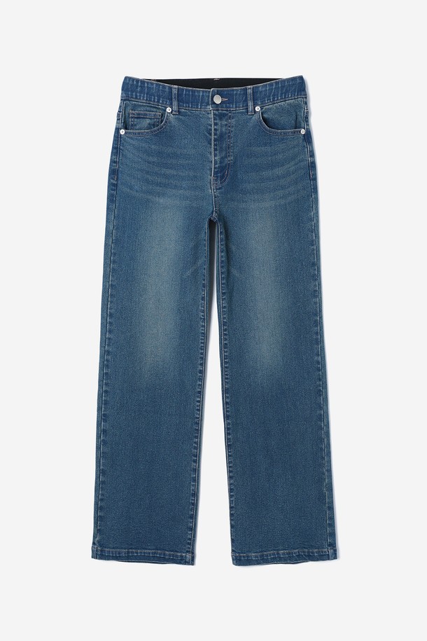 여성 세미와이드핏 데님 팬츠(HB9DP50)는 캐주얼 및 미니멀 스타일을 지향하는 여성 고객을 위한 데님 팬츠입니다. 봄, 여름, 가을 세 계절에 걸쳐 활용 가능하며, 일상복으로 편안하게 착용하기 좋습니다. 무지 디자인의 블루 컬러로 어떤 상의와도 쉽게 매치할 수 있습니다. 세미와이드핏으로 다리가 길어 보이는 효과를 주며, 데님 소재 특유의 내추럴한 멋을 살렸습니다. 밴딩이 없어 깔끔한 핏을 연출합니다.
