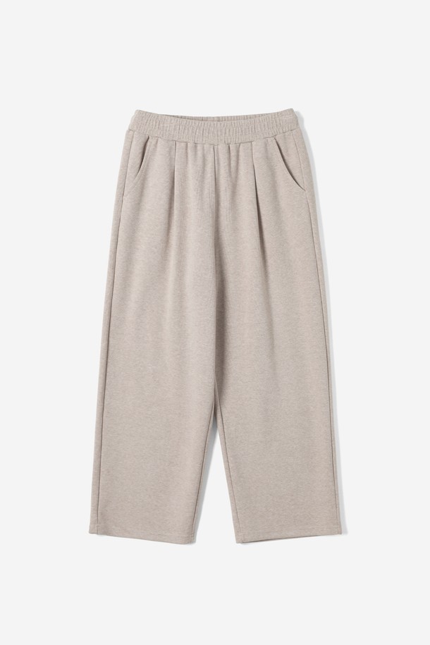 부드러운 면 소재로 제작되어 편안한 착용감을 선사하는 남성용 기모 원턱 와이드 반바지입니다. 베이직한 디자인과 캐주얼한 스타일로, 일상복뿐만 아니라 휴가룩이나 여행룩으로도 활용하기 좋습니다. 밴딩 처리된 허리 부분과 루즈핏으로 활동성을 높였으며, 얇은 두께감으로 여름철에도 시원하게 착용할 수 있습니다. 무지 디자인에 포켓 디테일을 더해 실용성을 더했으며, 미니멀한 스타일을 연출하기에 좋은 아이템입니다.
