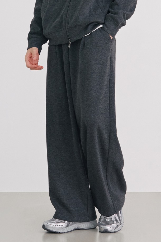 **남성 기모 원턱 와이드 팬츠(HBALP49)**는 쌀쌀한 날씨에도 따뜻하고 스타일리시하게 연출할 수 있는 남성용 와이드 팬츠입니다. 부드러운 기모 안감과 두꺼운 두께감으로 뛰어난 보온성을 제공하며, 베이직하고 캐주얼한 스타일을 연출합니다. 차콜그레이 컬러의 무지 디자인은 어떤 상의에도 잘 어울리며, 루즈핏 와이드 라인으로 편안한 착용감을 선사합니다. 원턱 디테일이 더해져 출근룩, 캐주얼룩, 미니멀룩, 클래식룩 등 다양한 스타일에 활용 가능합니다. 가을, 겨울 시즌 데일리 팬츠로 추천합니다.
