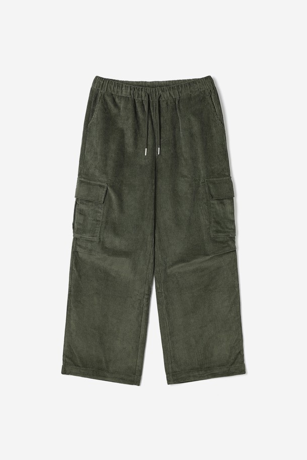 남성용 코듀로이 카고 와이드핏 풀밴딩 팬츠(HBALP15)입니다. 부드러운 촉감의 코듀로이 소재로 제작되어 봄, 가을, 겨울 모두 착용 가능하며, 일상, 캠핑룩, 산책룩 등 다양한 TPO에 활용하기 좋습니다. 스타일은 캐주얼, 워크웨어, 미니멀 무드를 연출하며, 와이드핏과 풀밴딩 허리, 허리 스트링 디테일로 편안함과 활동성을 동시에 잡았습니다. 카고 포켓 디자인으로 실용성을 더했으며, 카키와 올리브 두 가지 색상으로 만나볼 수 있습니다.
