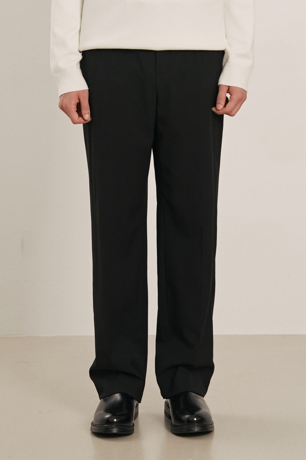 **남성 기모 세미와이드 슬랙스(HBALP10)**는 가을, 겨울철에 착용하기 좋은 남성용 슬랙스입니다. 베이직하고 클래식한 스타일로, 출근룩이나 비즈니스 캐주얼에 적합하며, 미니멀하고 캐주얼한 스타일 연출에도 용이합니다. 부드러운 촉감의 기모 안감과 두꺼운 두께감으로 보온성을 높였으며, 레귤러핏의 세미와이드 디자인이 편안한 착용감을 선사합니다. 블랙 컬러의 무지 디자인으로 어떤 상의와도 쉽게 매치하여 다양한 스타일을 연출할 수 있습니다.
