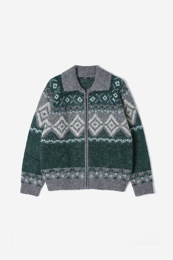 남녀공용 노르딕 집업 카디건(HBBGD50)은 가을, 겨울 시즌에 어울리는 울 소재의 두꺼운 니트 카디건입니다. 부드러운 촉감과 레귤러핏으로 편안한 착용감을 선사하며, 캐주얼, 클래식, 미니멀 스타일을 모두 소화할 수 있습니다. 그레이와 그린 컬러로 출시되어 다양한 출근룩에 매치하기 좋습니다. 노르딕 패턴과 긴 소매 디자인이 특징이며, 집업 스타일로 간편하게 여밀 수 있습니다.
