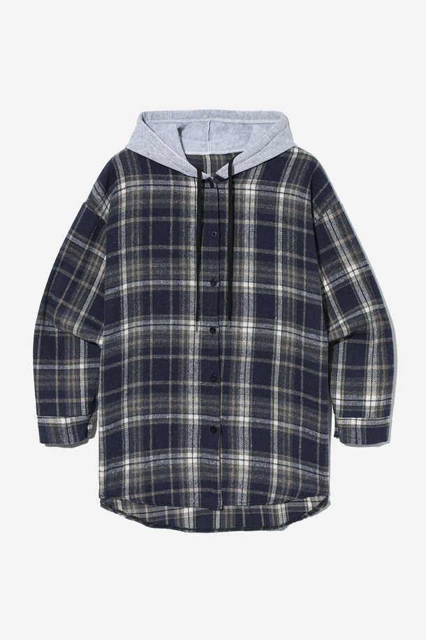 네이비, 화이트, 그레이 색상으로 구성된 여성 레이어드 체크 후드 셔츠(UBALS50)입니다. 부드러운 면 소재로 제작되어 가을, 겨울철 일상에서 편안하게 착용하기 좋습니다. 레귤러 핏에 긴 소매 기장으로, 캐주얼하고 미니멀한 스타일을 연출합니다. 체크 패턴과 레이어드 디자인이 특징이며, 후드 네크라인으로 포인트를 더했습니다. 두꺼운 두께감으로 따뜻함을 유지하며, 다양한 스타일 연출에 활용할 수 있습니다.
