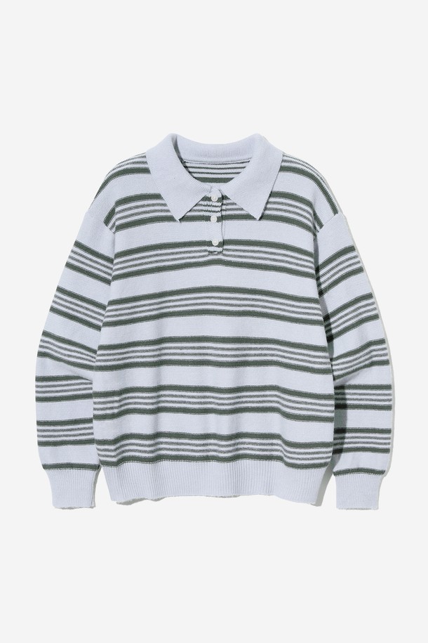 세련된 여성용 멀티 스트라이프 칼라넥 니트(UBALK51)입니다. 부드러운 니트 소재로 제작되어 편안한 착용감을 선사하며, 봄, 가을에 어울리는 적절한 두께감입니다. 캐주얼, 미니멀, 클래식한 스타일을 연출하기 좋으며, 레귤러 핏과 긴소매 디자인으로 활동성을 높였습니다. 화이트와 그린 컬러의 멀티 스트라이프 패턴이 돋보이며, 칼라넥 디테일로 포인트를 더했습니다. 일상에서 세련되게 입을 수 있는 베이직 아이템입니다.
