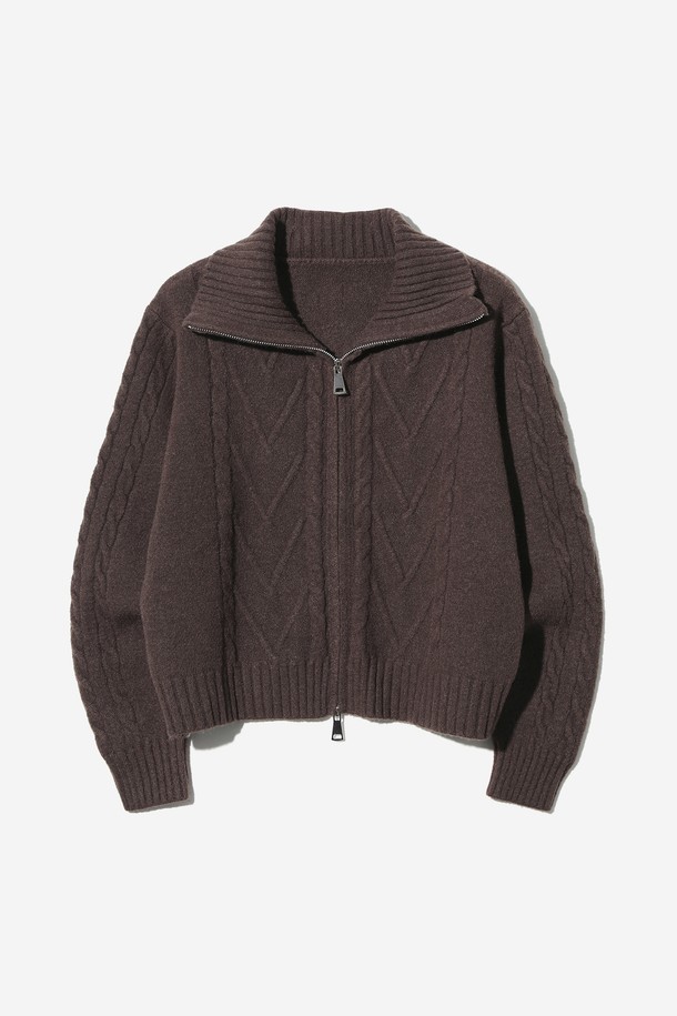 **여성 하이넥 니트 집업(UBBGD54)**은 데일리룩, 출근룩, 모임룩에 모두 잘 어울리는 여성용 니트 집업입니다. 아이보리(IVORY), 챠콜 그레이(CH-GREY), 브라운(BROWN) 세 가지 색상으로 제공되며, 가을과 겨울에 입기 좋습니다. 나일론, 아크릴, 폴리에스터 혼방 소재로 제작되어 부드러운 촉감을 선사하며, 세미 오버핏과 크롭 기장으로 트렌디한 스타일을 연출합니다. 하이넥 디자인과 투웨이 지퍼, 테이블 니트 조직이 특징이며, 미니멀, 클래식, 시크 스타일을 즐기는 여성분들께 추천합니다. 신축성이 있으며 비침은 거의 없습니다.
