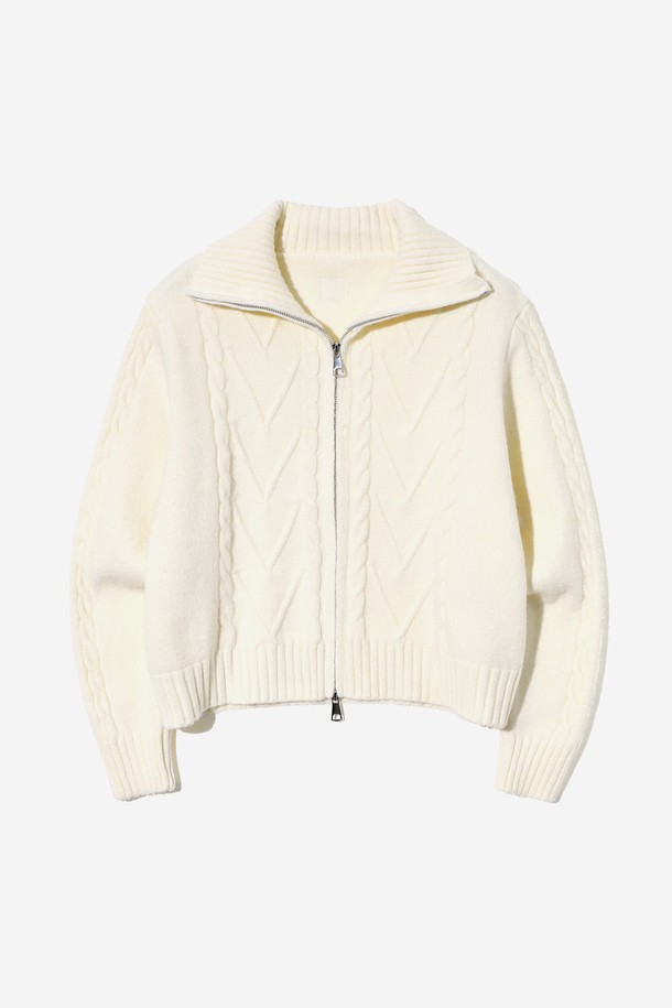 "여성 하이넥 니트 집업(UBBGD54)"은 가을, 겨울 시즌에 어울리는 여성용 상의로, 데일리룩, 미니멀룩, 이너 아우터로 활용하기 좋습니다. 아이보리, 챠콜 그레이, 브라운 3가지 색상으로 출시되었으며, 미니멀한 스타일을 연출하기에 적합합니다. 하이넥 디자인과 세미 오버핏으로 편안한 착용감을 선사하며, 투웨이 지퍼 디테일로 실용성을 더했습니다. 테이블 니트 패턴과 긴 소매, 적당한 두께감, 보통의 촉감으로 제작되었으며, 출근룩이나 모임룩에 시크하고 클래식한 무드를 더해줍니다. 나일론, 아크릴, 폴리에스터 혼방 소재로 제작되었으며, 신축성이 있고 비침이 거의 없어 안심하고 착용할 수 있습니다.
