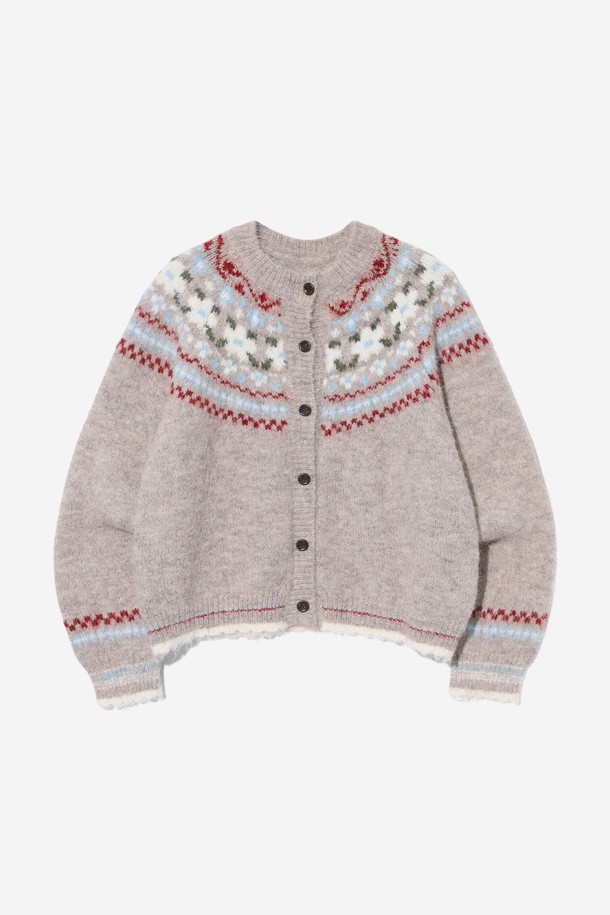 여성 스노우 플로럴 노르딕 카디건(UBBGD51)은 겨울 시즌, 캐주얼 스타일을 위한 울 소재의 크롭 카디건입니다. 부드러운 촉감의 라운드 넥 디자인으로, 노르딕과 플로럴 패턴이 조화롭게 어우러져 포근한 분위기를 연출합니다. 데이트룩 또는 모임룩에 적합하며, 레귤러핏과 긴 소매 기장으로 편안하게 착용할 수 있습니다. 버튼 여밈 방식으로 간편하게 스타일링할 수 있으며, 두꺼운 두께감으로 따뜻함을 더합니다.
